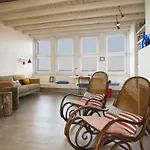 Daire Marina Oceanfront House *