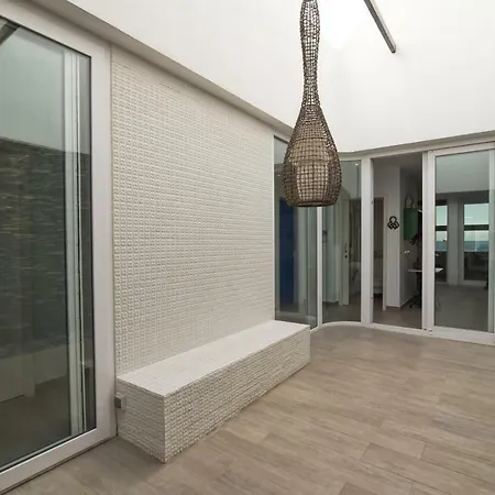 Marina Oceanfront House Апартаменты *